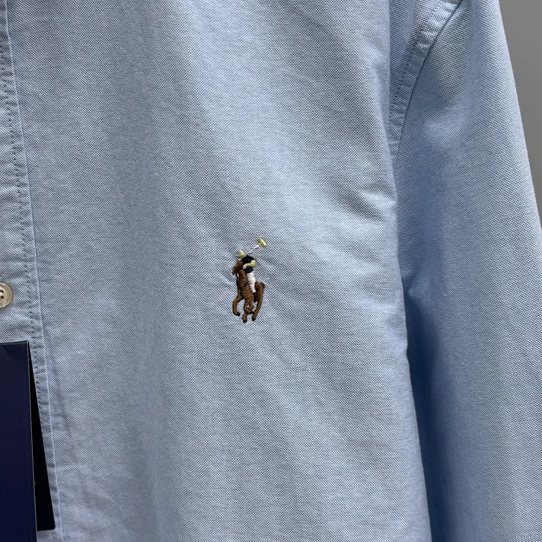 🅿️240 Ralph Lauren/Ralph Lauren cotton oxford embroidered shirt uses 100% cotton oxford fabric. The unique texture of oxford is more textured than ordinary cotton shirts. The 100% cotton material makes it have good breathability, high fabric strength and good wear resistance. Comfortable to wear and not easy to sweat. Loose fit. The upper body is three-dimensional. The lines are smooth and natural. From the shoulder line to the waistline to the hem, the line transition is smooth. There are no unnecessary folds or accumulations. The overall shape is neat and stretched. The chest is embellished with the iconic pony embroidery, which is simple but highly recognizable. The color transition of the embroidery thread is natural. The stitches are even and consistent in size and spacing. The stitches can also be connected naturally. The lines are smooth and not stiff. Size: S M L XL